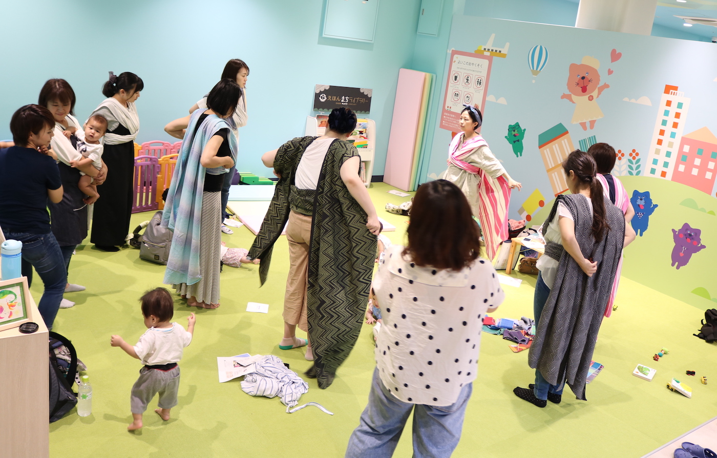 一枚布の抱っこ紐 ベビーラップを体験してみよう キューズ子育てつどいのひろば